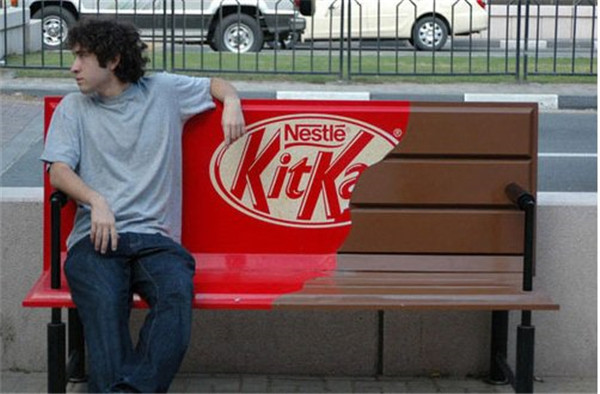 看起来可口的kitkat巧克力其实是路旁的长椅.