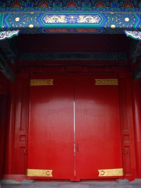因此朱红色表示高贵与权威,朱红色的大门象征着庄重