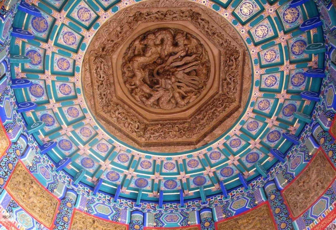 组成,由下而上不断收缩,形成下大顶小的倒置斗形,四壁饰有藻饰花纹,故