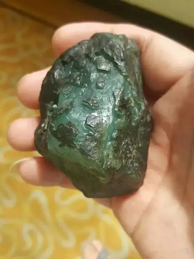 一块鸡蛋大小的翡翠原石，剥皮就变绿灯笼，成品备受喜爱！