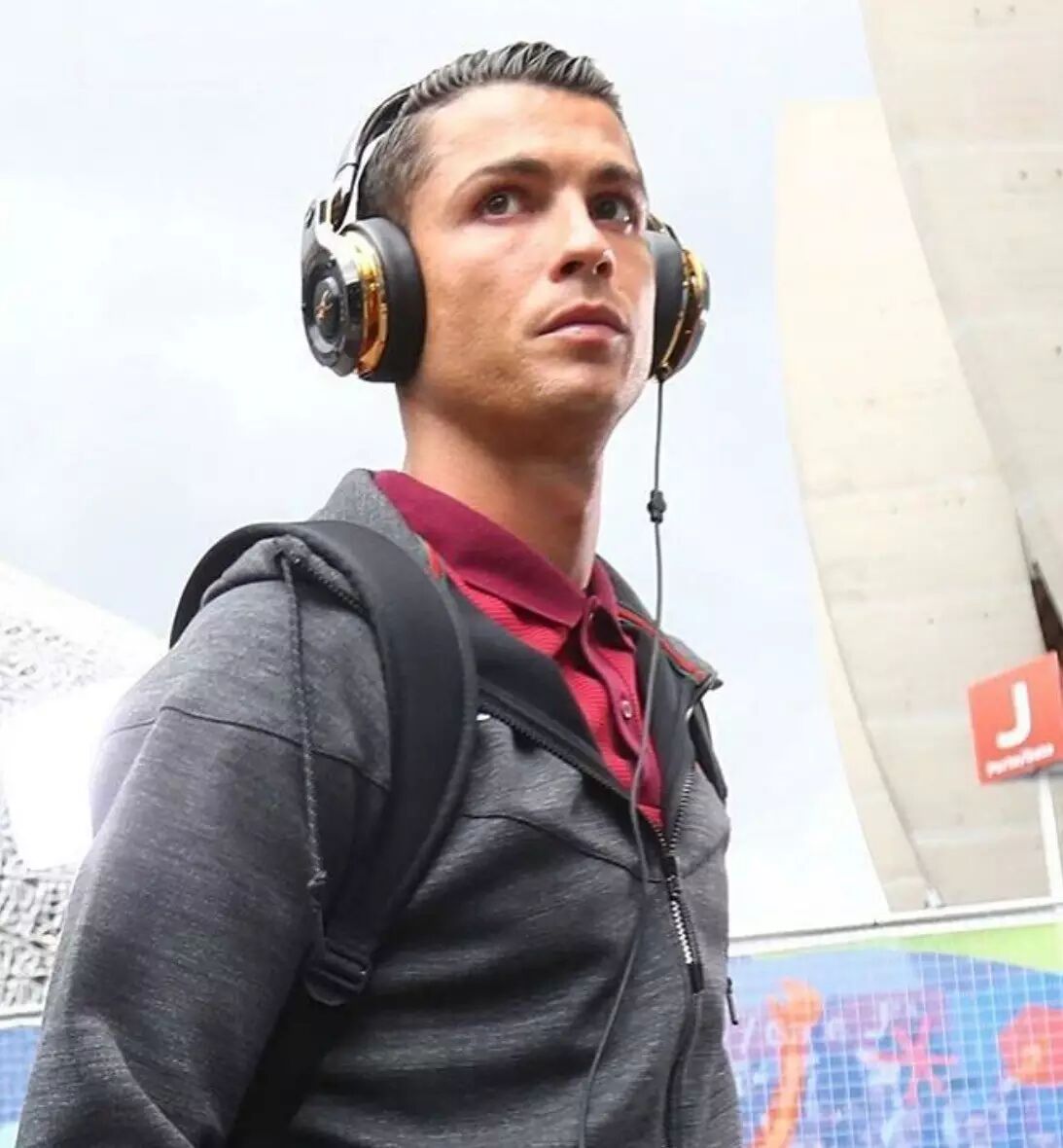 这个夏天戴上c罗同款耳机有音乐有足球和巨星一起#live life loud