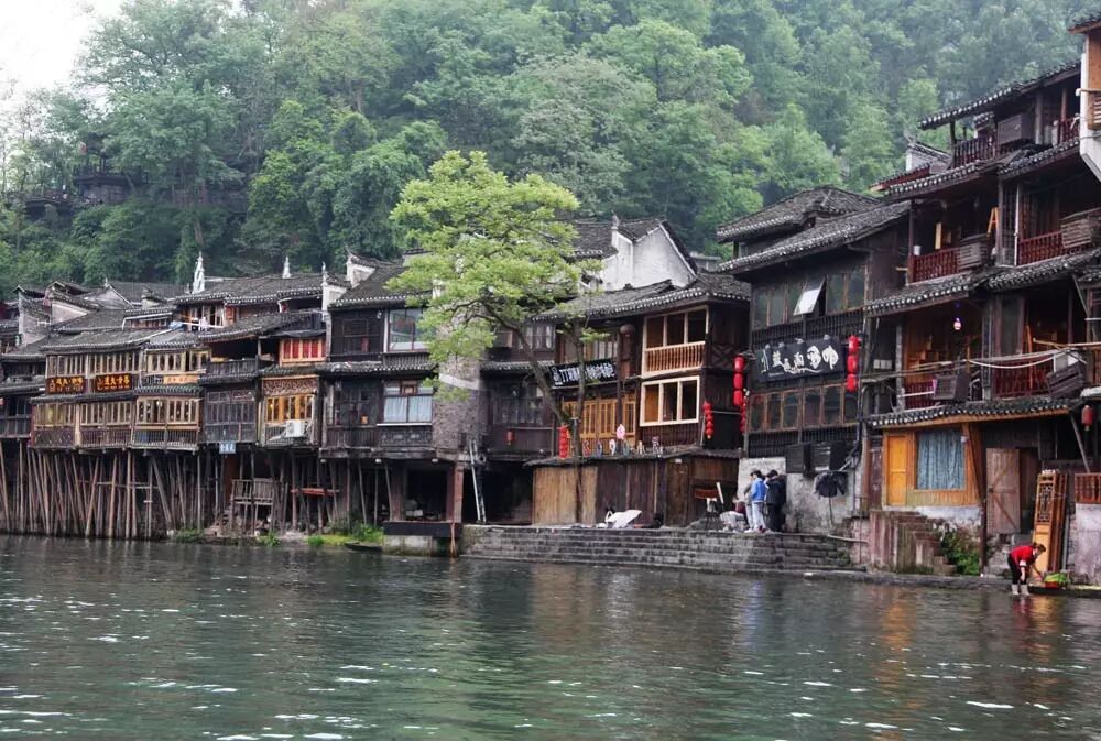 "杆栏式"民居是南方少数民族的建筑风格,这种建筑以竹木为主要建筑