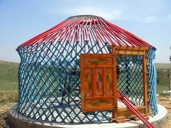 毡包也称" 蒙古包",是 中国北方游牧民族的典型民居,它具有制作简便