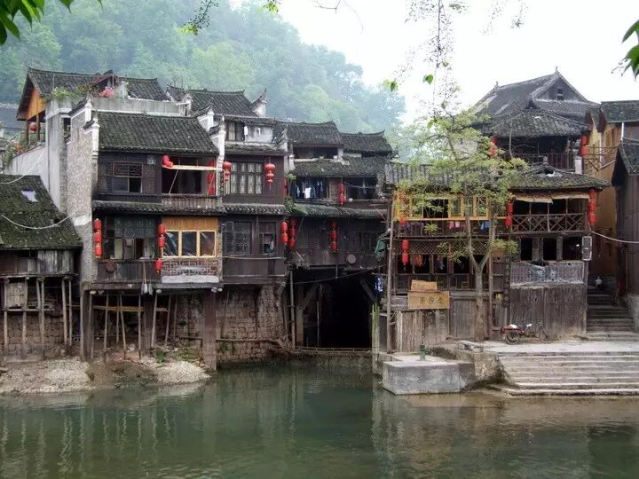 "杆栏式"民居是南方少数民族的建筑风格,这种建筑以竹木为主要建筑