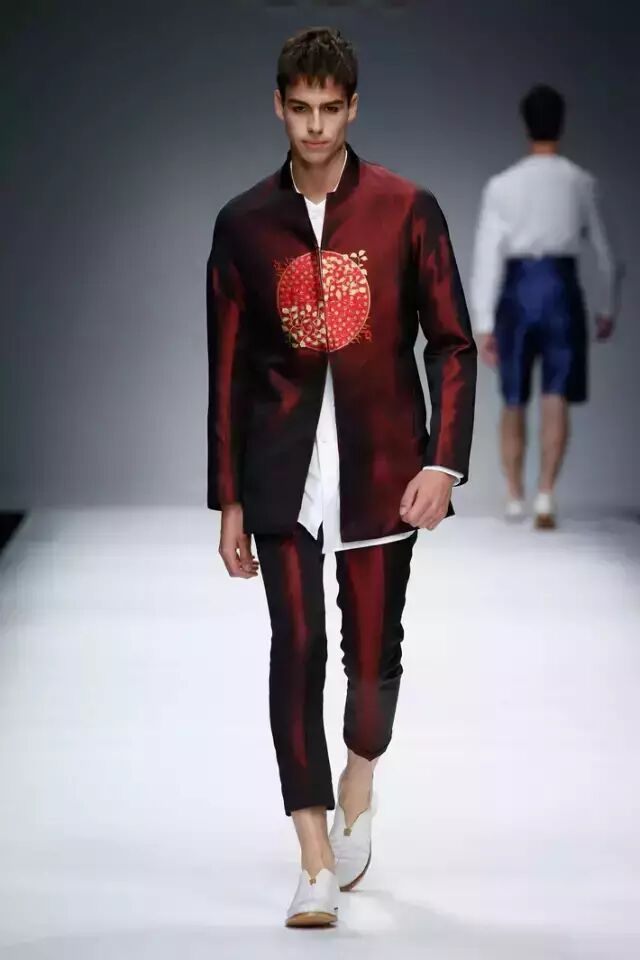 2016米兰春夏男装时装周舞台上的宋锦服饰,从汉服中撷取灵感,融入中国