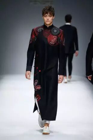 2016米兰春夏男装时装周舞台上的宋锦服饰,从汉服中撷取灵感,融入中国