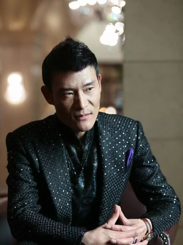 他不仅征服了全中国的女明星,更是让云锦惊艳了全世界!