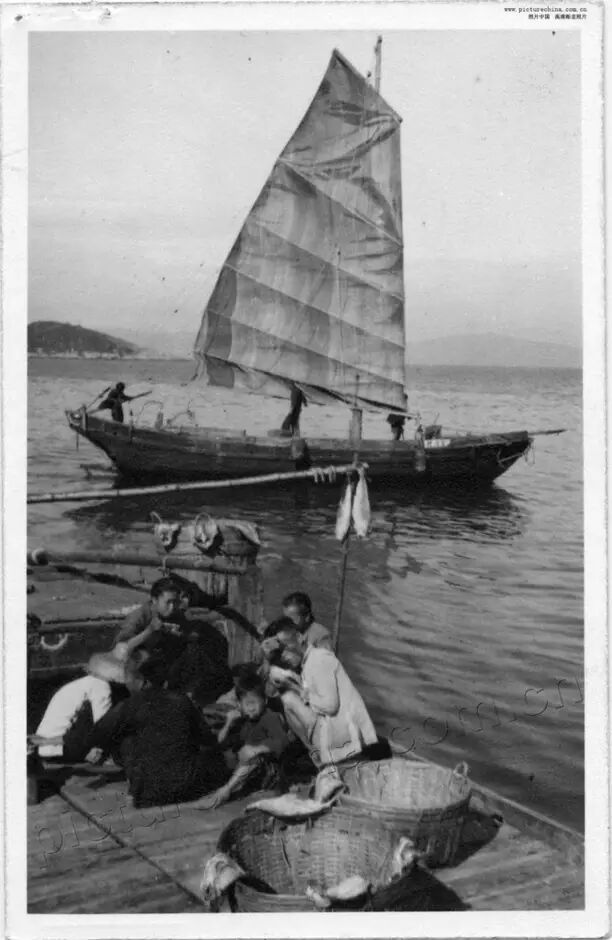 1935年,中国码头上吃饭老照片.