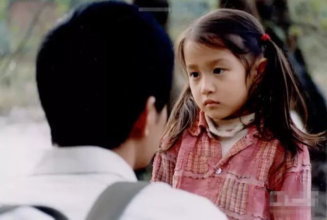 05年,七岁的关晓彤因为参演陈凯歌导演的《无极》中的小倾城而被观众