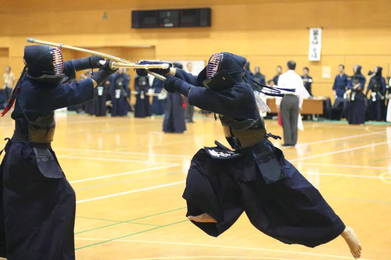 真友书屋 剑道        其实在以弱敌强的对抗练习中是在锻炼我们永不