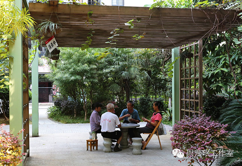 场地设计上应该考虑设置多种多样的空间元素,使在外活动的老年人具有