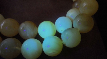 鉴别蜜蜡如何使用紫光灯很实用