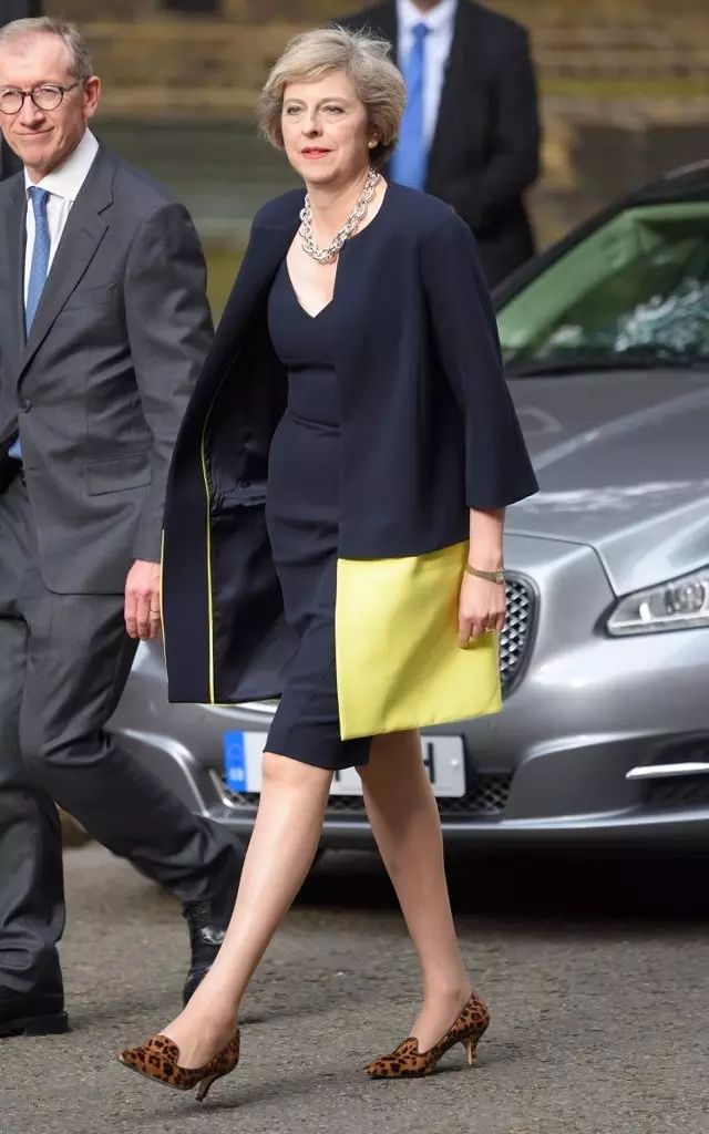 然而,这位踩着豹纹小高跟的女首相,在英国还是一位名副其实的时尚icon