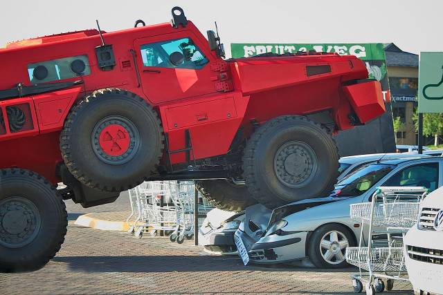 该车由荷兰跑车制造商世爵公司生产,2006年该公司曾推出d8/d12两款