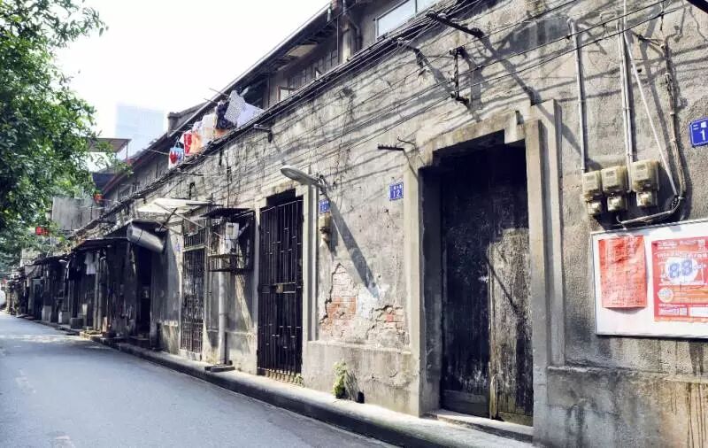 去洗马长街很是便利,公汽从长江一桥桥头站下,或者坐去汉阳滨江年夜道