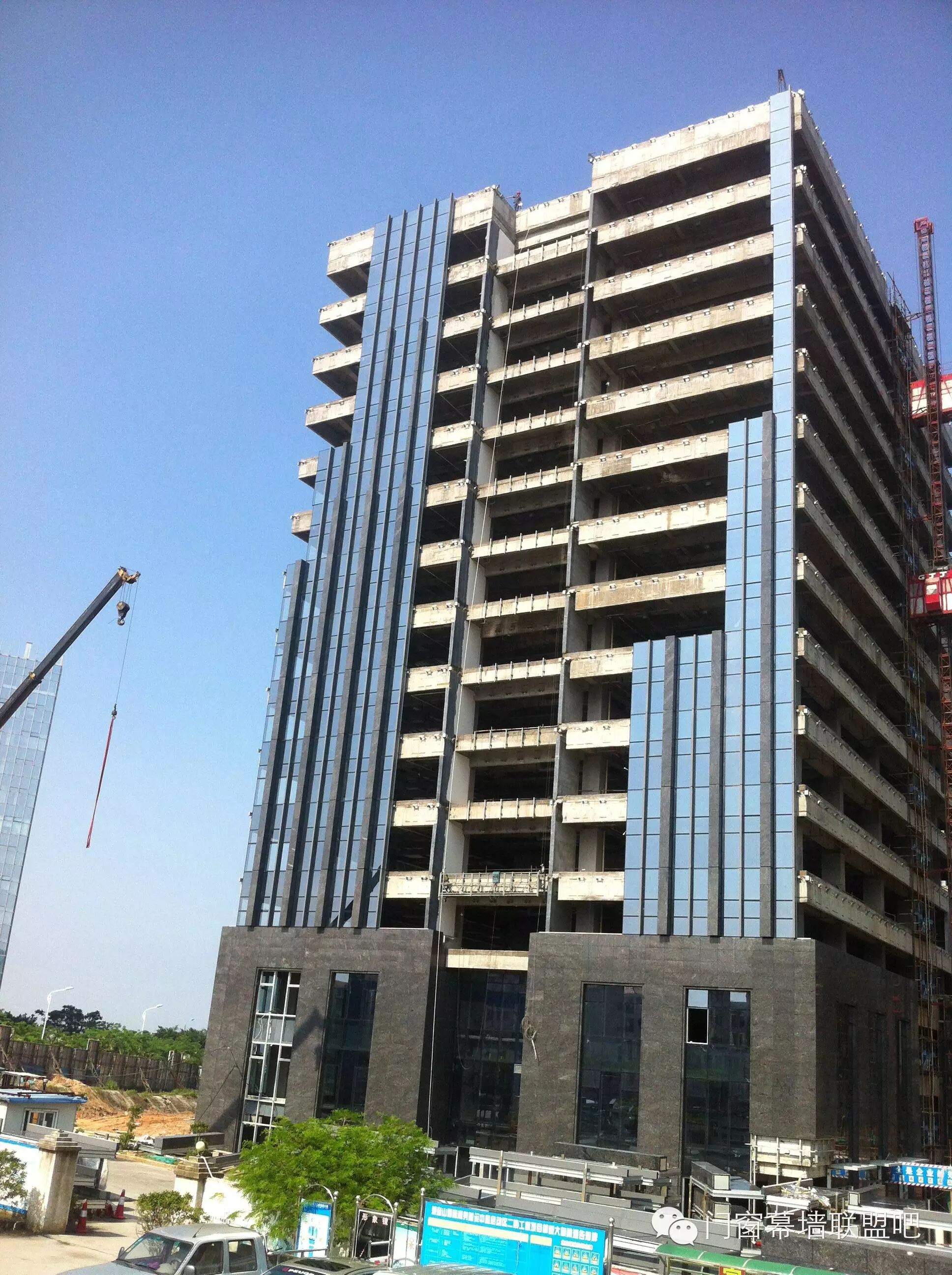 单元石材幕墙吊装现场施工图片