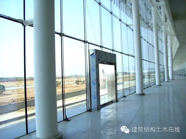 幕墙落地玻璃一定要设置栏杆吗?【山东建筑材料网络社区】