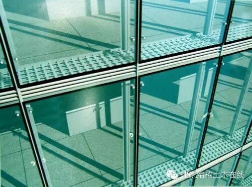 幕墙落地玻璃一定要设置栏杆吗