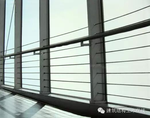 幕墙落地玻璃一定要设置栏杆吗