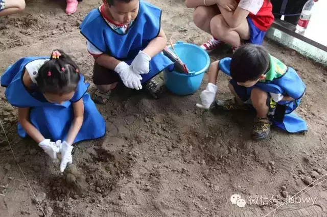 体验 模拟考古发掘 变身 小小考古学家 活动剪影 吉林省博物院