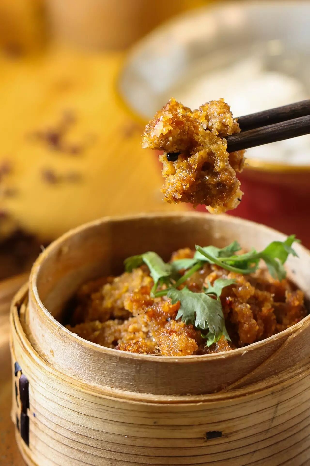 在一家号称"川味小吃嘉年华"的小馆子里,糍粑,钵钵鸡,豆花,抄手等50余