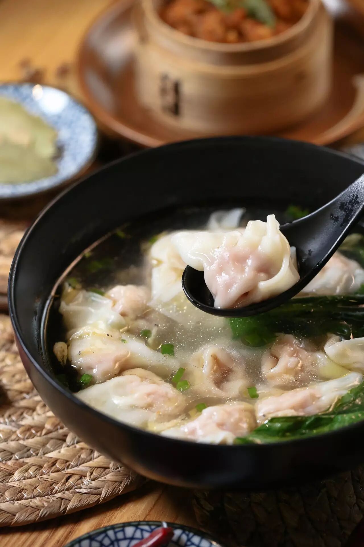 在一家号称"川味小吃嘉年华"的小馆子里,糍粑,钵钵鸡,豆花,抄手等50余