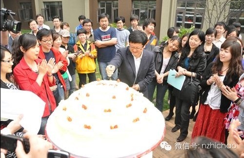 当时的ceo李善友带领员工举办乔迁典礼,同时庆贺李善友的生日,员工