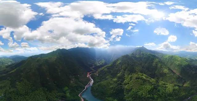 目前湖嶺的風景名勝區主要包括龍井風景區和金雞山風景區,鎮裡的人文