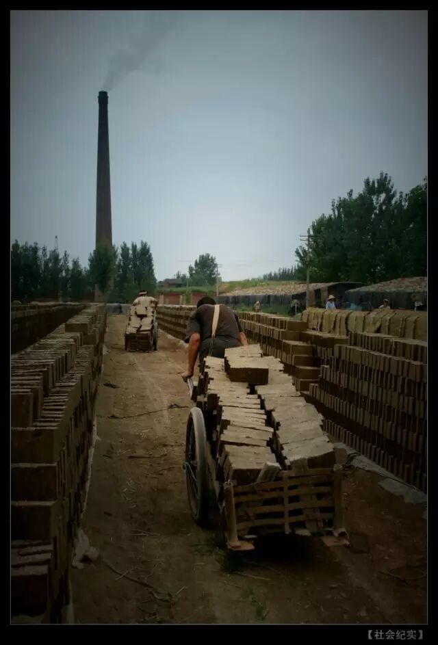 实拍中国90年代的写照砖厂女工艰辛生活