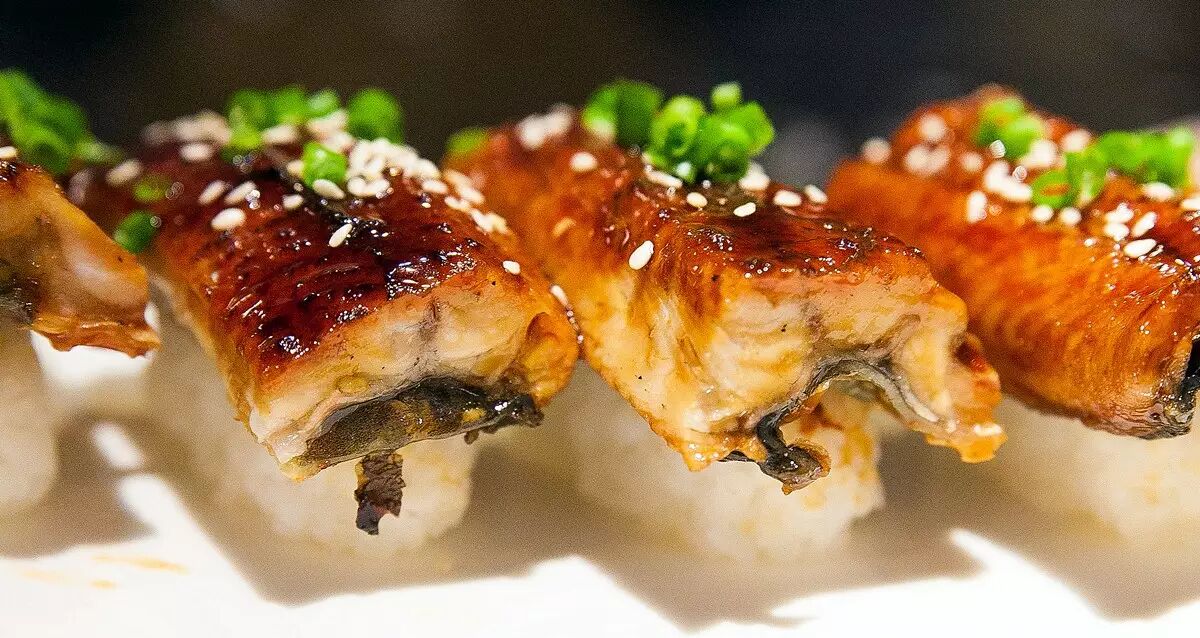 厚 厚烧鳗鱼寿司 原价32,  4折后只需￥12.8/份