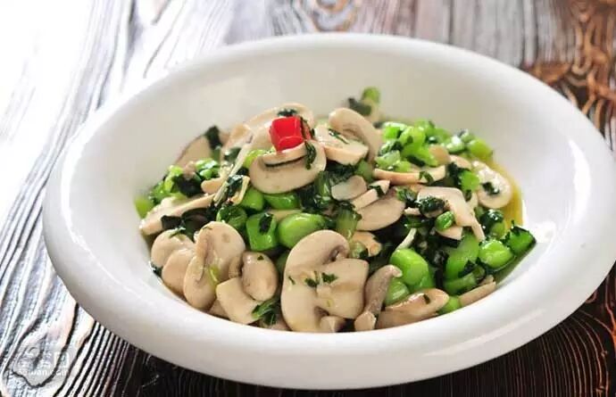 手捏菜炒蘑菇   青菜用小白菜,小白菜可以促进人体的新陈代谢,具有