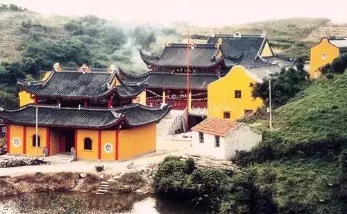 李嘉誠認為寺廟發展的目的並非為旅遊,純屬弘揚佛法及佛學研究. 潦