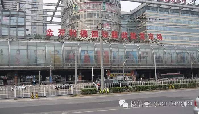 北京金开利德国际服装批发市场建成于2004年6月,位于北京动物园公交
