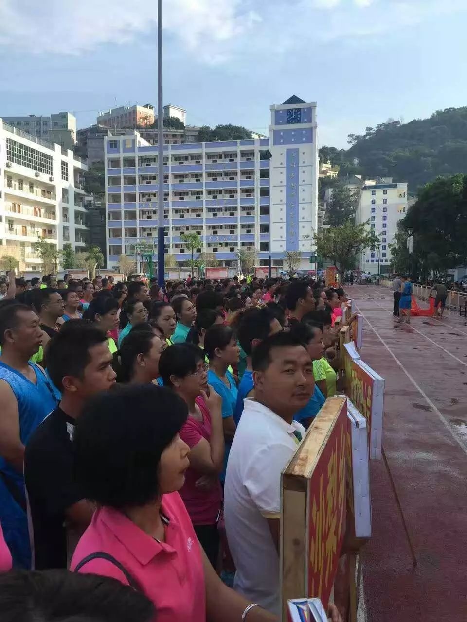 會的女子氣排球比賽安排在民族中學進行,男子籃球比賽安排在隆林中學