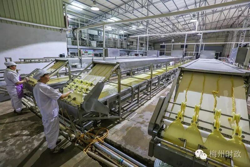 记者日前前往客家磨坊工厂,实地探访腐竹自动化生产过程.