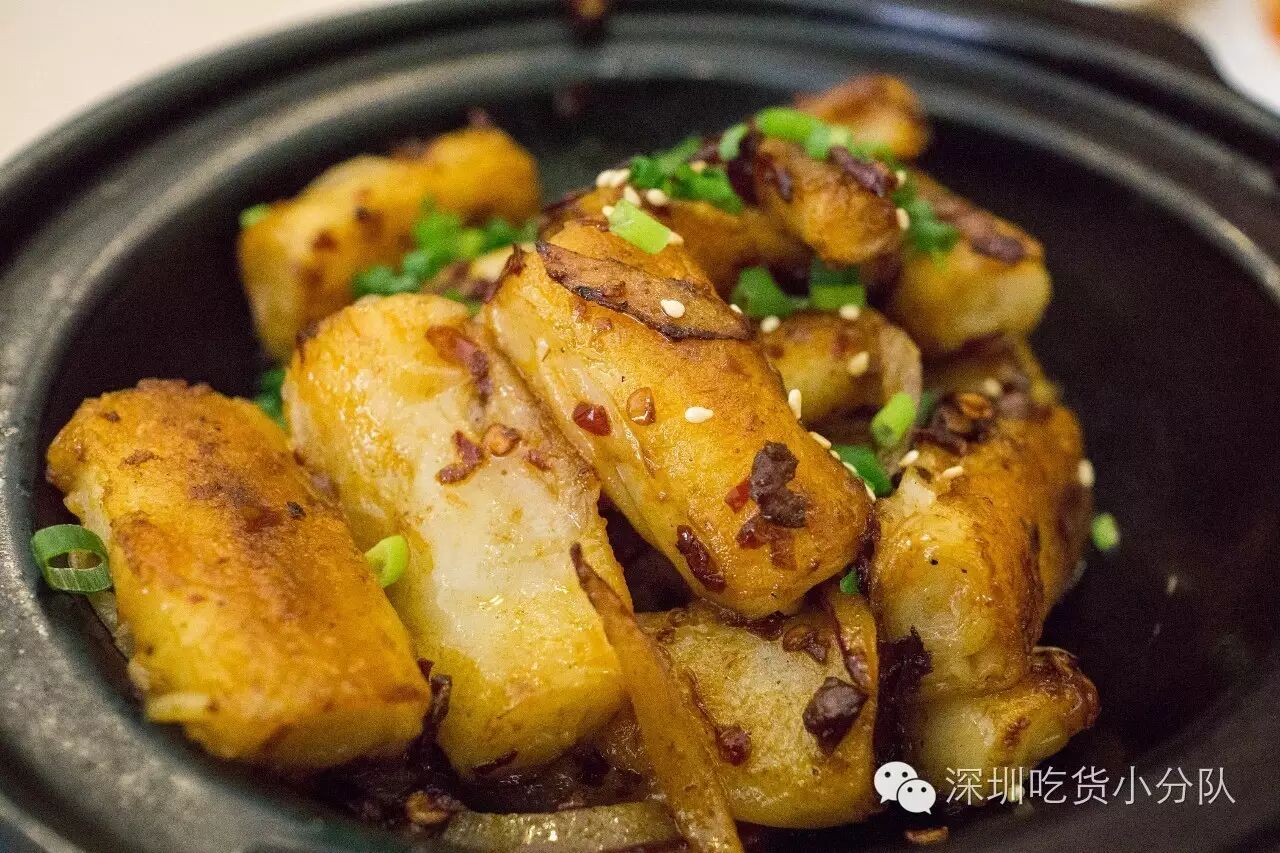 特色的做法还有这个香啫粉,啫啫煲的做法,使得外皮有点焦焦的,吃起来