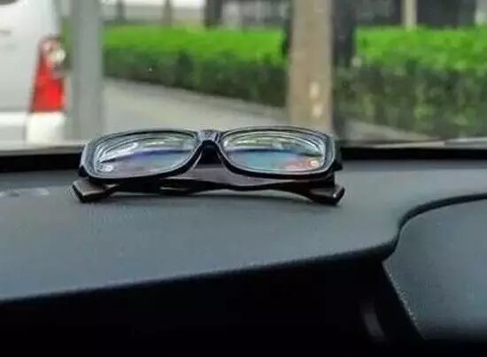 文章 >> 正文        很多车主喜欢把汽车香水摆放在前挡风玻璃的位置