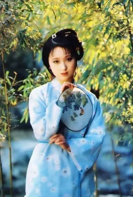 团扇摇摇,美人袅袅. 说到团扇, 自然离不开素手执扇的美人.