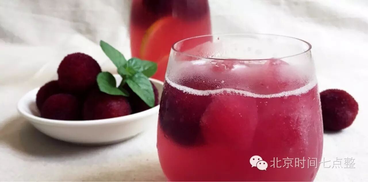 材料:杨梅 / 冰糖 / 苏打水 / 冰块 1 - 杨梅淡盐水里浸泡半小时左右