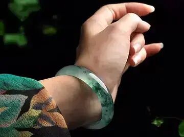 让大家都能美美的戴翡翠~铭哥#图文万粉激励计划#就教大家一点小技巧!