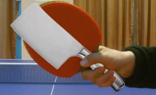 横拍握法是目前乒乓球最为普遍的一种握法,由于握拍简单,上手比较容易