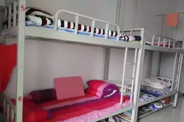 濮阳市一高共招收新生4606人,目前校区内的两栋教学楼,两栋宿舍楼,一