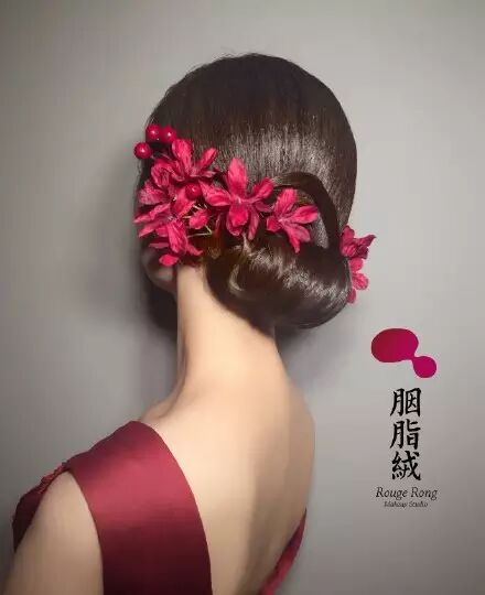 发髻, 搭配红色手工花, 蓝色珠宝镶嵌鎏金饰品, 甚至加入流苏,孔雀