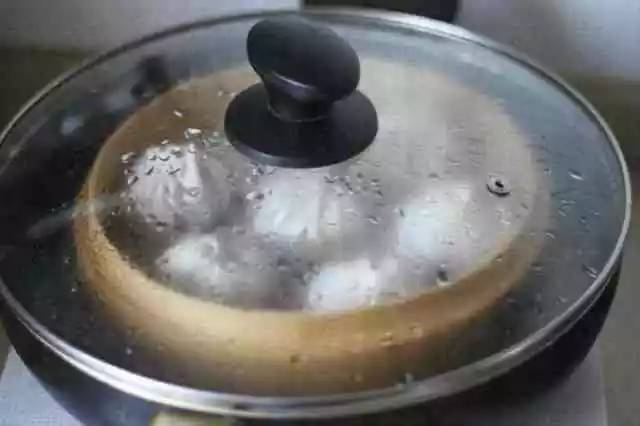 美味多汁的小笼包原来是这样做出来的!