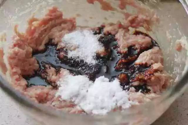 美味多汁的小笼包原来是这样做出来的!