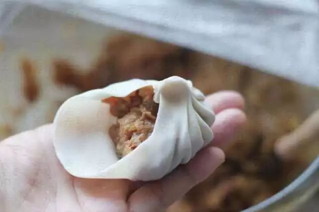 美味多汁的小笼包原来是这样做出来的!