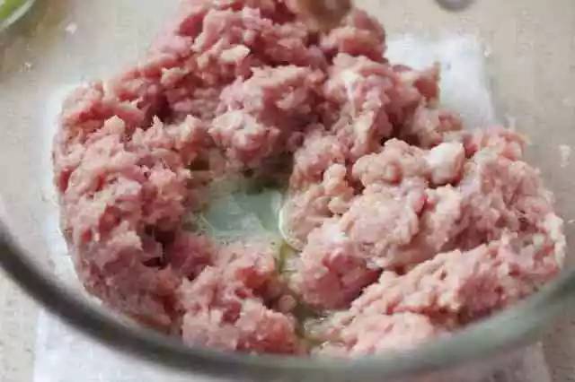 美味多汁的小笼包原来是这样做出来的!