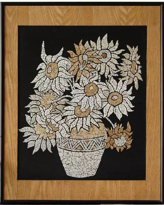 蛋壳画 就是把鸡蛋,鸭蛋,鹌鹑蛋,各种蛋……的蛋壳洗净压扁,做的仗