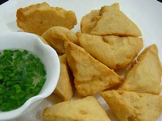 做法: 潮汕的村头巷尾到处可见到浮豆干的摊档,油锅烧得滚烫,洁白的