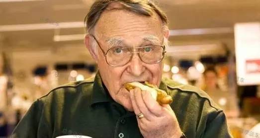 全球最抠门富豪离世：一生狂赚400亿美元，却穿二手衣服，省下钱都用来……